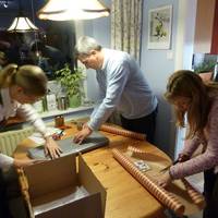 Packen der Weihnachtsgeschenke 2010