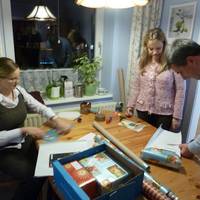 Packen der Weihnachtsgeschenke 2010
